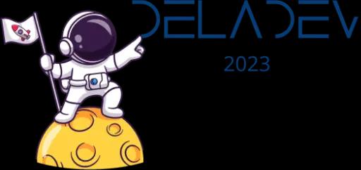 logo de Deladev accompagné d'un mignon astronaute sur une lune avec un drapeau dans la main gauche et l'index de la main droite montre le logo de DELADEV